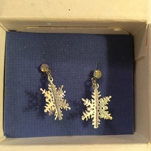 Avon Winter snow Christmas snowflake drop earrings